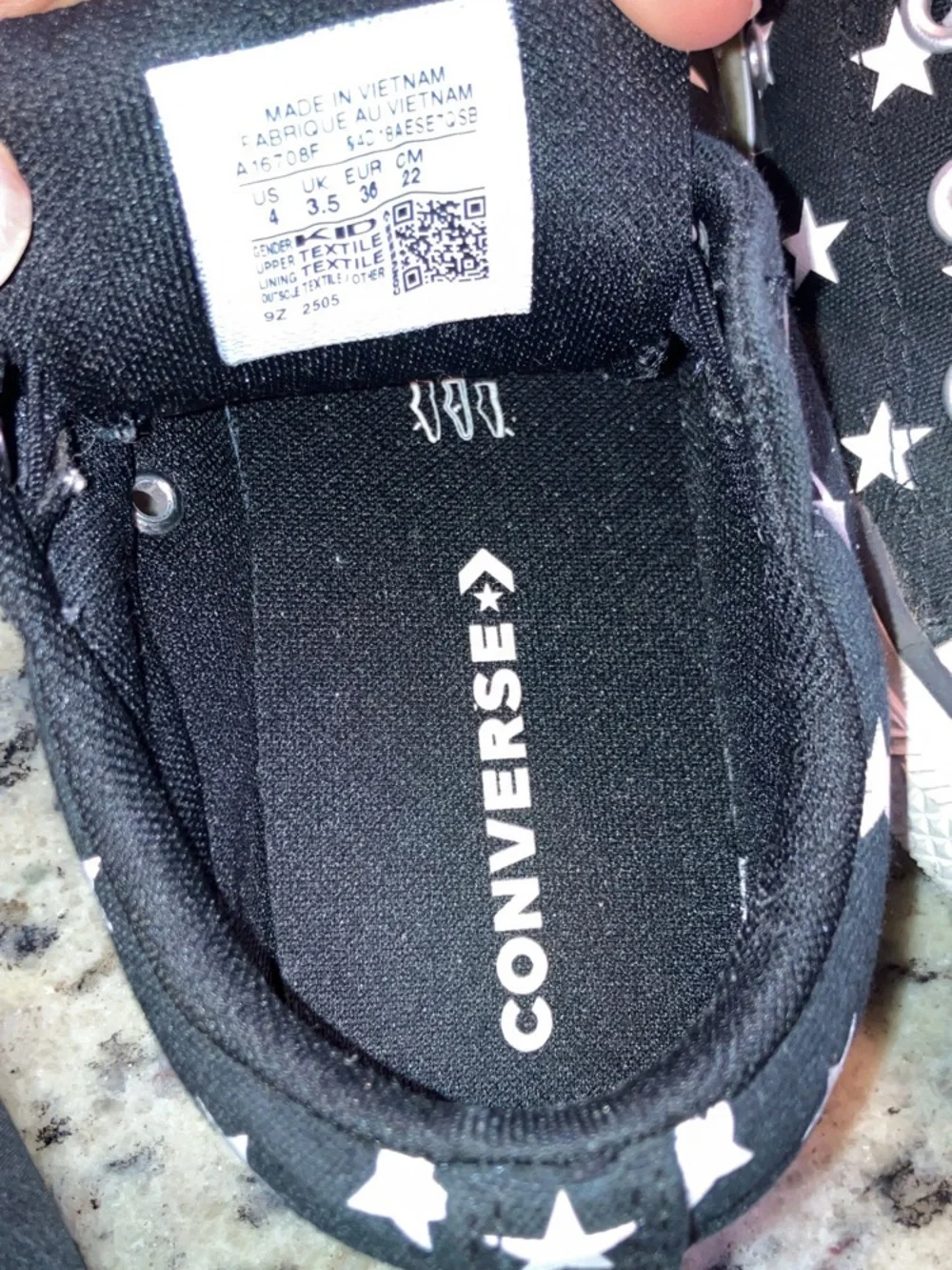 Youth big kid sz. 4 low top Converse sneakers